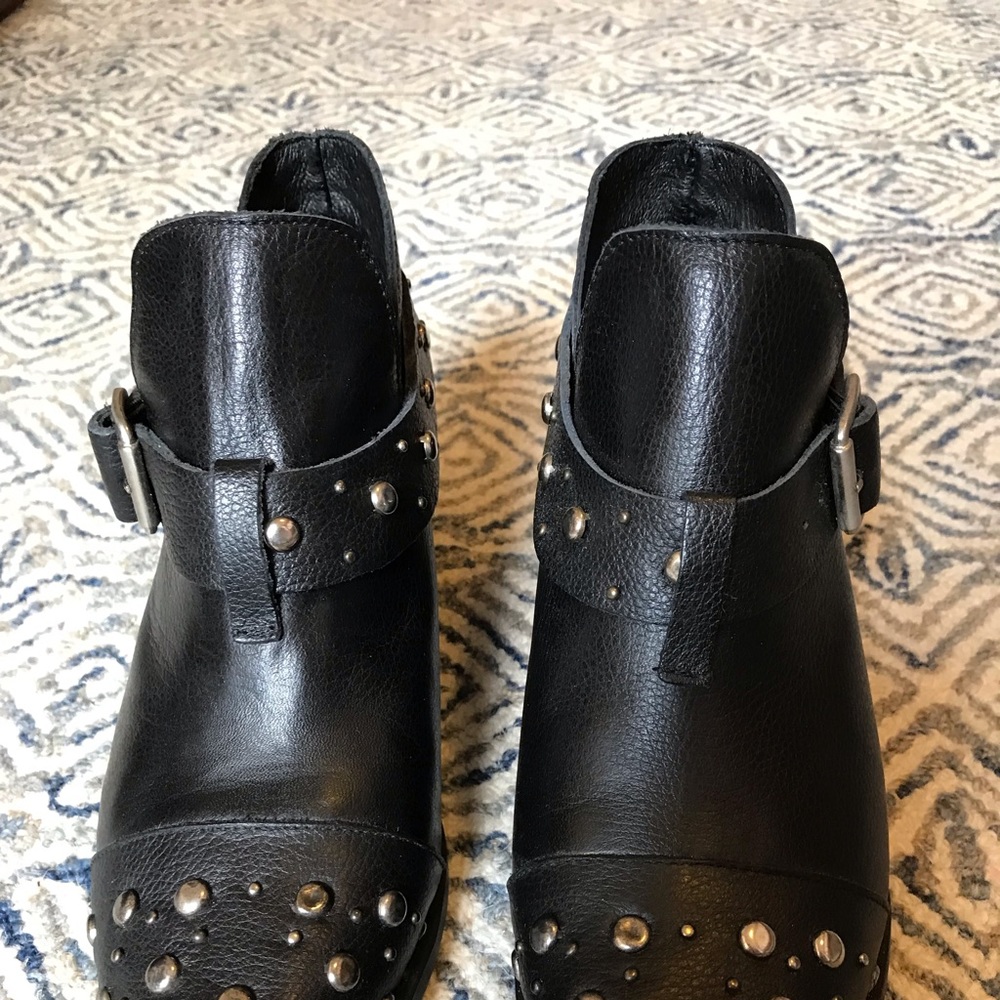 Musse & Cloud leather ankle boots w/ rivets, sz 7